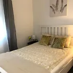Studio Stipe- With Free Parking, Self Check-In 0-24